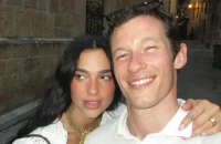 Η Dua Lipa και ο Callum Turner παντρεύτηκαν «κρυφά» στο Λονδίνο – Η εντυπωσιακή εμφάνιση της τραγουδίστριας με δημιουργία Schiaparelli