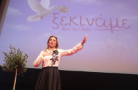 Η Μαρία Καρυστιανού ανακοίνωσε το νέο κόμμα της - Απέναντί οπαδοί του ΣΥΡΙΖΑ που φώναζαν «Εσείς με την μαφία και εμείς με την Μαρία»!