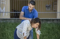 Τι να κάνουμε όταν κάποιος πνίγεται από ξένο σώμα – Γιατί τα χτυπήματα στην πλάτη είναι σημαντικά