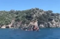 Τουρκία: Τουριστικό σκάφος βυθίστηκε στη Μαρμαρίδα – 148 επιβάτες βούτηξαν στη θάλασσα για να σωθούν