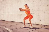 Η άσκηση που προτείνει μια personal trainer για δύναμη και ισορροπία μετά τα 60