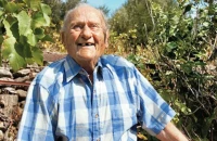 Ο Σταμάτης διαγνώστηκε με καρκίνο πνεύμονα στα 60 του – Του έδιναν λίγους μήνες ζωής, γύρισε στην Ικαρία και «πάτησε» τα 98