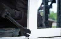 Φορούσαν φωσφορούχα γιλέκα προσποιούμενοι υπαλλήλους συνεργείων και «άνοιγαν» σπίτια στην Αττική