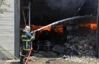 «Στάχτη» έγιναν εγκαταστάσεις αποστακτηρίου στο Ρέθυμνο μετά από πυρκαγιά