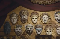 Το Υπουργείο Πολιτισμού εμπλουτίζει τις Συλλογές του Θεατρικού Μουσείου με το ιστορικό αρχείο και τα κοστούμια των «Δεσμών»