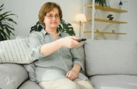 Τι συμβαίνει στον εγκέφαλο των 50χρονων που «λιώνουν» στον καναπέ βλέποντας τηλεόραση