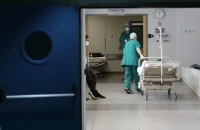 Τροχαίο με ασθενοφόρο στα Χανιά: Με κάκωση στον θώρακα και τραύματα στα πλευρά ο ένας διασώστης
