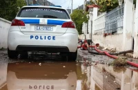 Κακοκαιρία: Πτώση δέντρου πάνω σε ταξί στο Ίλιον - Δεν βρέθηκε εγκλωβισμένο άτομο