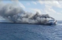 Ινδονησία: Φωτιά σε φέρι μποτ – Τουλάχιστον πέντε νεκροί, 41 αγνοούμενοι