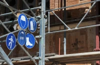 Κατέρρευσε σκαλωσιά στον Πειραιά λόγω των ανέμων - Διεκόπη η κυκλοφορία του Τραμ