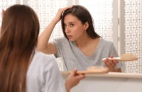 Τριχόπτωση: Τι πραγματικά βοηθά να αναγεννηθούν τα μαλλιά – Δερματολόγος απαντά
