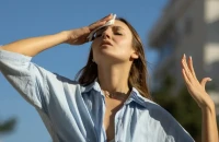 Η διατροφή του καλοκαιριού αλλάζει τον ιδρώτα και δοκιμάζει την επιδερμίδα