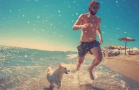 Κατοικίδια και παραλίες: Τι επιτρέπεται και τι απαγορεύεται στην Ελλάδα – Ο πλήρης οδηγός για τους κηδεμόνες-ιδιοκτήτες ζώων