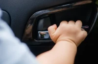 Ηλιούπολη: Αγοράκι 2,5 ετών κλειδώθηκε ολομόναχο μέσα σε αυτοκίνητο – Αστυνομικοί έσπασαν το παράθυρο του οδηγού και το έσωσαν