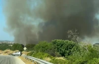 Φωτιά στο Κορωπί: Ήχησε το 112 για «ετοιμότητα», σηκώθηκαν εναέρια μέσα
