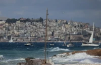 Καιρός: Ισχυρά μελτέμια έως 8 μποφόρ και ζέστη με 36 βαθμούς Κελσίου – Ξεπέρασαν τα 100 χλμ/ώρα οι άνεμοι στην Κάρυστο