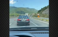 Ταλαιπωρία για τους οδηγούς με ταχύτητες που δεν ξεπερνούν τα 10 χλμ/ώρα στον κόμβο της Χρυσοβίτσας στην Εγνατία Οδό, σε μια λωρίδα η κυκλοφορία