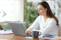 Σκύβετε πάνω από υπολογιστή όλη μέρα; 4 απλές ασκήσεις που βελτιώνουν τη στάση του σώματος