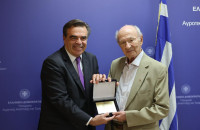 Ο Μαργαρίτης Σχοινάς τίμησε τον Άγγελο Ζαχαρόπουλο για τη διαχρονική προσφορά του στην ελληνική γεωργία