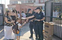 Ενημερωτικό υλικό για την οδική ασφάλεια και την κυκλοφοριακή αγωγή διένειμαν οι αστυνομικοί σε μαθητές και γονείς κατά την έναρξη της νέας σχολικής χρονιάς