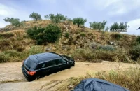 Θρίλερ στην Αργολίδα: Ηλικιωμένοι παρασύρθηκαν με το αυτοκίνητό τους από τα ορμητικά νερά