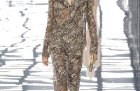 Fendi SS27: H Raffaella Carrà έγινε η μούσα της Maria Grazia Chiuri