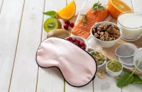 Τι να τρώμε το βράδυ για να μας παίρνει εύκολα ο ύπνος – Ένας επιστήμονας προτείνει