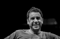 Θάνατος Γιώργου Μαζωνάκη: Οι γιατροί τον τράβηξαν φωτογραφία την ώρα της πλασμαφαίρεσης – Έψαξαν στο ΑΙ τρόπους να τον επαναφέρουν