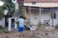 Μαραθώνας: Οι αρχές «όργωσαν» την αυλή που η 68χρονη έθαψε την μητέρα της αλλά δεν βρήκαν τίποτα – Ο εγγονός της επέστρεψε στο σπίτι