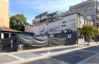 Νόμιμη η κοπή των πεύκων στην Πλατεία Κρονίου: «Προβλέπεται η δημιουργία πρασίνου στον αύλειο χώρο»