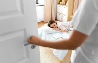 Τι αποκαλύπτει για την προσωπικότητά σας η επιθυμία να κοιμάστε με κλειστή πόρτα