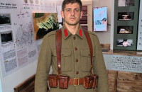 Ένας στρατιώτης του 1940 ξεναγεί τους επισκέπτες στο Κέντρο Μνήμης Μπέλλες Β΄ Π.Π. στο Νέο Πετρίτσι.