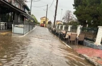 Κακοκαιρία στον Βόλο: Προβλήματα από την ισχυρή μπόρα – Δρόμοι μετατράπηκαν σε ποτάμια
