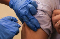 Ηλίας Μόσιαλος: Πόσο καιρό μετά τον εμβολιασμό θα είμαστε προστατευμένοι