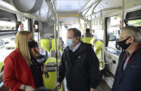 Ο υπουργός Υποδομών και Μεταφορών Κώστας Καραμανλής  Σε δοκιμαστική διαδρομή με ηλεκτροκίνητο λεωφορείο
