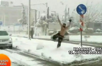 Κακοκαιρία Μήδεια – Χαλάνδρι: Ημίγυμνος εισβάλλει στο πλάνο και κάνει “μακροβούτι” στα χιόνια