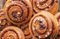 Λαχταριστά σπιτικά ρολά κανέλας γεμιστά με σοκολάτα