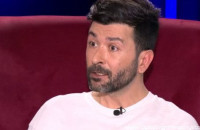 Ο Βασίλης καταγγέλλει ότι έπεσε θύμα βιασμού από γνωστό σκηνοθέτη σε ηλικία 15 ετών – Η πρώτη μήνυση (ΒΙΝΤΕΟ)