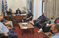 Στην συνάντηση Χρυσάφη με το προεδρείο της Ένωσης Καταστημάτων Αναψυχής: Τέθηκε επί τάπητος η διαχείριση του ζητήματος των τραπεζοκαθισμάτων