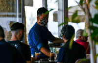 Προνόμια: Καφές 4 ευρώ για τους εμβολιασμένους και… 24 για τους ανεμβολίαστους