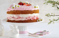 Ανοιξιάτικο κέικ γεμιστό με φράουλα