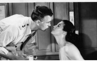 Γιατί γέρνουμε το κεφάλι προς τα δεξιά όταν πάμε να φιληθούμε;