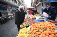 Με μαύρες σημαίες οι παζαρτζήδες στις λαϊκές αγορές