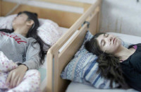 ‘Η μεγάλη παραίτηση’: Το μυστήριο με τους έφηβους πρόσφυγες στη Σουηδία που κοιμούνται ακατάπαυστα