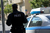 Βύρωνας: 37χρονη πέταξε από το μπαλκόνι της πετρέλαιο σε νεαρά κορίτσια- Είπε ότι την ενοχλούσαν