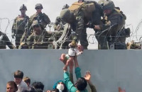 Αφγανιστάν – Βίντεο: Γονείς δίνουν τα παιδιά τους σε στρατιώτες για να τα περάσουν στο αεροδρόμιο της Καμπούλ