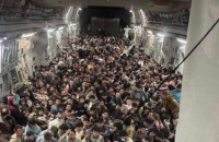 Αφγανιστάν – Συγκλονιστική εικόνα με 600 άνθρωπους στοιβαγμένους σε αεροσκάφος να προσπαθούν να φύγουν