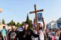 Στις τάξεις των αντιεμβολιαστών Συνωμοσιολόγοι, αρνητές και εκκλησιαστικοί κύκλοι…