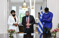 Γιάννης Αντετοκούνμπο – Έλληνες πολιτογραφήθηκαν η μητέρα κι ο αδερφός του