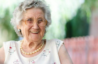 Εγγονός μπήκε κρυφά σε νοσοκομείο ντυμένος γιατρός για να φροντίζει την άρρωστη γιαγιά του